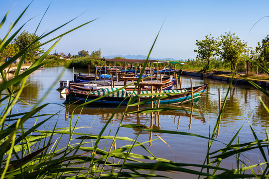 Puerto con barcas en el lago La Albufera