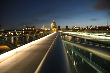 Fototapeta na wymiar Millennium Bridge, London 
