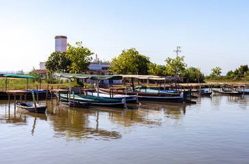 Fototapeta na wymiar Puerto del Saler con barcas amarradas