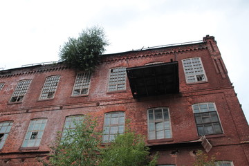 Fototapeta premium Abandoned red brick old textile fabric in Ivanovo in summer evening light