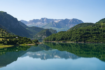 Naklejka na ściany i meble View of the lanuza reservoir in the spanish pyrenees. 