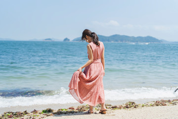 海でリラックスする女性