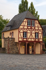 Fototapeta na wymiar Fachwerkhaus bei Schloss Vollrads im Rheingau/Deutschland