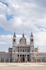 Fototapeta na wymiar Fachada de la Catedral de la Almudena de Madrid vista desde el palacio real. 