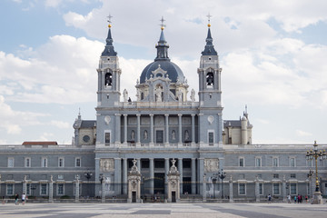 Fototapeta na wymiar Fachada de la Catedral de la Almudena de Madrid vista desde el palacio real. 