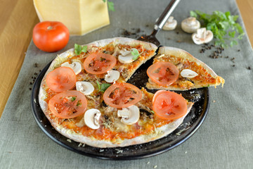pizza with tomatoes and mushrooms