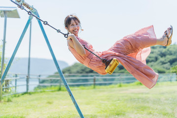 ブランコをする女性