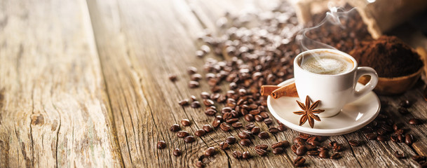 Tasse de café du matin avec des grains