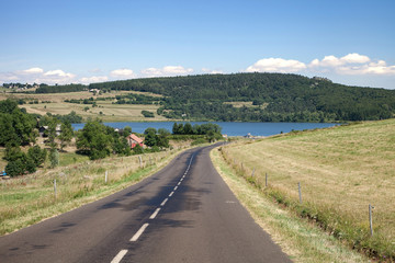 Le route mène au lac de Saint-Front (Haute-Loire)