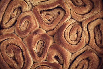 Vista superior panecillos de azúcar recién horneados en sartén de aluminio. Hecho en casa con levadura de masa fermentada. Close-up pastel argentino 