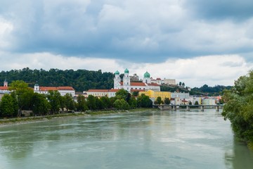 Fototapeta premium Domblick Passau vom Innufer