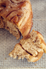 Vista superior panecillos de azúcar recién horneados en sartén de aluminio. Hecho en casa con levadura de masa fermentada. Close-up pastel argentino 