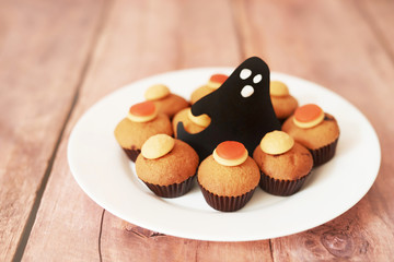 Halloween treats cupcakes on the table 