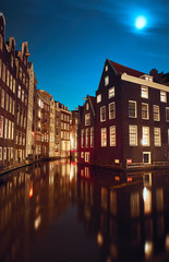 Obraz premium Canal and buildings in Amsterdam at night