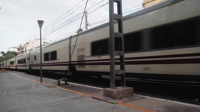 Ein Zug nach Barcelona f&auml;hrt durch