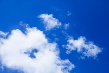 Obraz premium Chmury na niebieskim niebie.