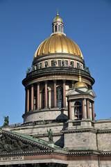 Fototapeta na wymiar Dôme doré de Saint-Isaac à Saint-Pétersourg, Russie