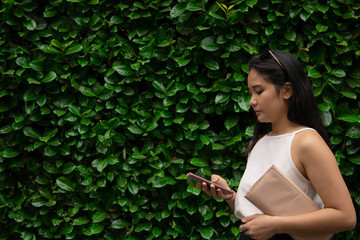 giovane ragazza con sfondo verde mentre parla al telefono