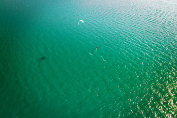 kitesurfer in azione su acqua smeraldo - vista aerea