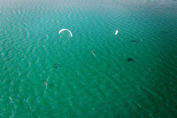 kitesurfer in azione su acqua smeraldo - vista aerea © Silvano Rebai