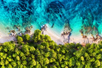 Poster de jardin Vue aerienne plage Croatie. Côte panoramique en arrière-plan de la vue de dessus. Fond d& 39 eau turquoise en vue de dessus. Paysage marin d& 39 été depuis l& 39 air. Voyage - image