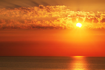 Fototapeta na wymiar Beautiful sea and red sun rise.