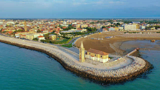 Caorle - Panoramica dall'alto in estate sul Santuario Madonna dell'Angelo  e città