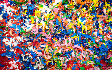 Fototapeta na wymiar Fundo colorido com raspas de lápis de cera