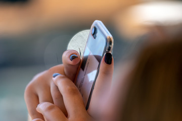 Hand hält ein Mobiltelefon