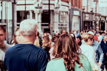 Menschen gehen auf einer Straße (Bild in Unschärfe)