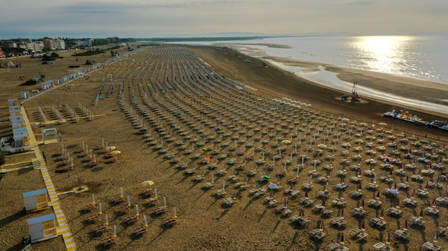 Spiaggia e mare di Caorle sui lidi con ombrelloni