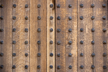 porta in legno antica con borchie texture  primo piano 