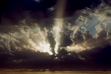 Sole che filtra tra le nuvole dopo il temporale