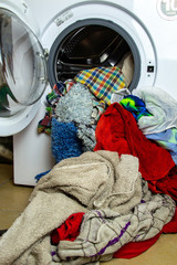 dirty chloses in the washing mashine
