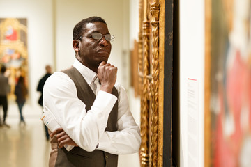 Obraz premium Man standing at hall of Art Museum