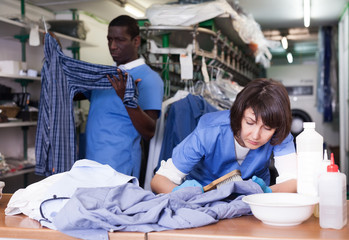 Obraz premium Female laundry worker during daily work