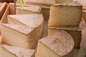 Fromages sur l'étal du marché