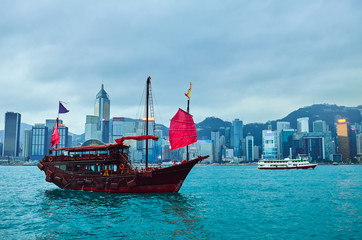 Obraz premium Stary statek w porcie Wiktorii. Hongkong