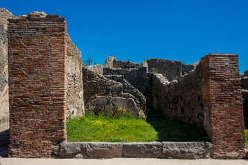Fototapeta na wymiar Ruins of the houses in the ancient city of Pompeii
