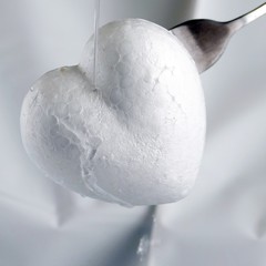 Cuore di polistirolo inforchettato