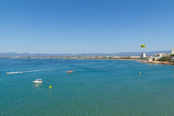 Obraz premium Time lapse in the sea of Salou, Spain. Busy coastline and beach at summer