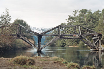 puente viejo roto lago invierno nieve