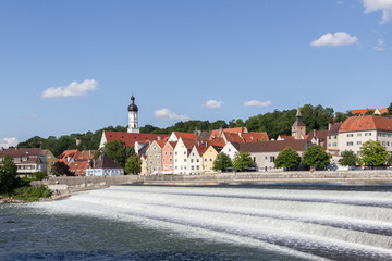 Obraz premium Waterfront promenade and Lech dam in the town of Landsberg am Lech on a summer evening