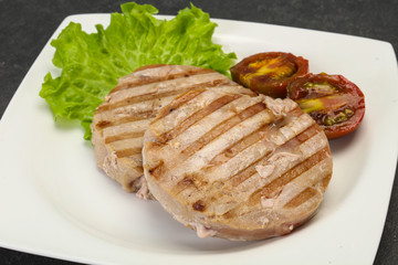 Grilled tuna steak with kumato