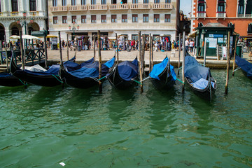 Fototapeta na wymiar Gondolas paradas ou atracada no canal de Veneza no mar, Italia