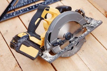 Portable tool circular saw for cutting wood