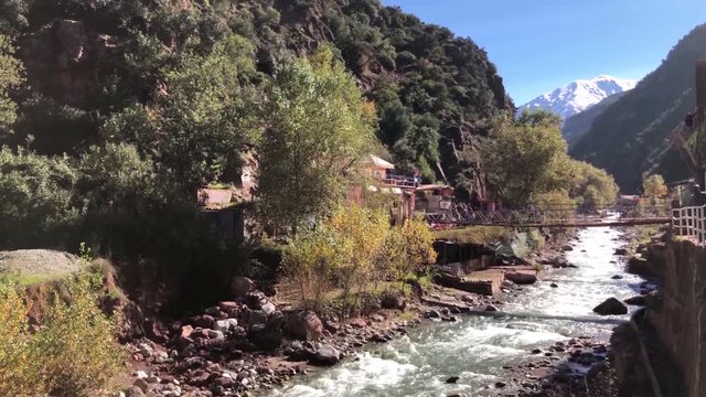 vall&eacute;e de l'ourika sous le soleil du Maroc avec vue sur l'Atlas fleuve et habitation