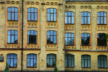 Fototapeta na wymiar Кирпичная стена с окнами