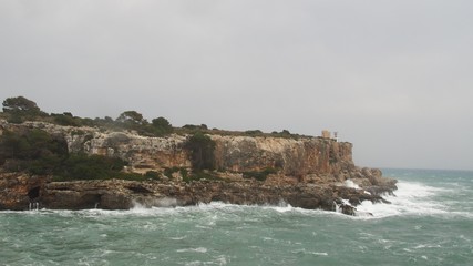 Stürmisches Meer trifft Klippen