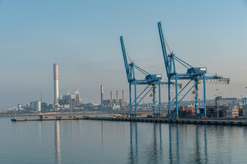 Fototapeta na wymiar Industrie-Hafen